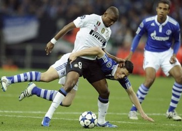 Samuel Eto'o, striker Inter Milan, berebut bola dengan pemain Schale 04, Joel Matip, di leg kedua perempat final Liga Champions di Veltins Arena.