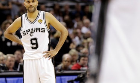 San Antonio Spurs' Tony Parker (9) pauses between plays against the Miami Heat during the second half at Game 4 of the NBA Finals basketball series, Thursday, June 13, 2013, in San Antonio.