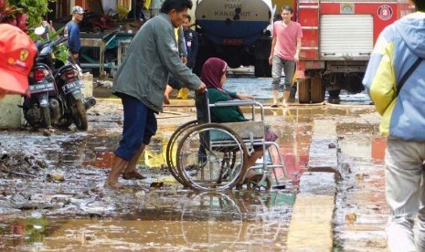 Sanak saudara pasien yang dirawat RSUD dr Slamet Garut membawa pulang kerabatnya akibat banji bandang.