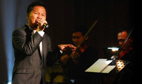 Sandhy Sondoro beraksi menghibur penggemarnya dalam konser amal di Kuningan Place, Jakarta, Sabtu (31/3). Pertunjukan orkestra yang diadakan oleh Yayasan Tunas Mulia Adi Perkasa itu bertujuan untuk amal bagi pembangunan dusun terpencil bernama 