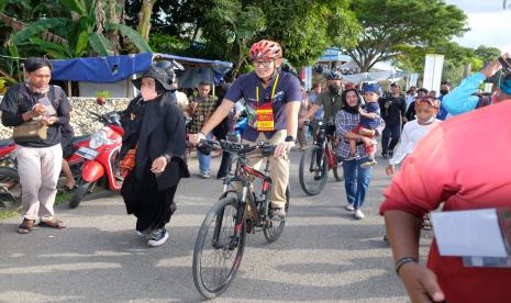 Sandi menikmati pesona Benteng Wolio dengan berkeliling menggunakan sepeda menuju Bastion Kalau. 