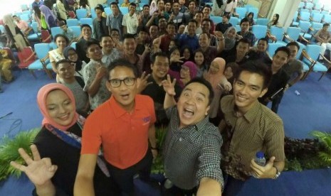 Sandi Uno bersama peserta seminar edukasi Perbanas, Kamis (19/5).