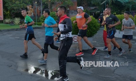 Sandiaga Berolahraga. Calon Wakil Presiden nomor urut 02 Sandiaga Salahuddin Uno (kedua kiri) berolahraga bersama kaum milenial di kawasan Pantai Sanur, Denpasar, Bali, Ahad (24/2/2019). 