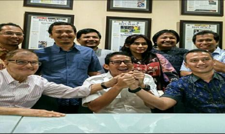 Sandiaga Salahuddin Uno ketika bertemu Abah Alwi di kantor Harian Republika pada 2016.