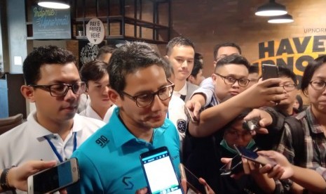 Sandiaga Salahuddin Uno memberikan keterangan kepada awak media seusai mengisi diskusi MPI Milenial, Ahad (14/7).