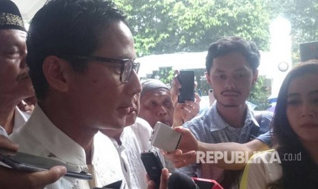 Sandiaga Salahuddin Uno menjawab pertanyaan pers seusai berjamaah shalat Jumat di Masjid At-Taqwa, Jalan Sriwijaya, Kebayoran Baru, Jakarta Selatan, Jumat (21/4)