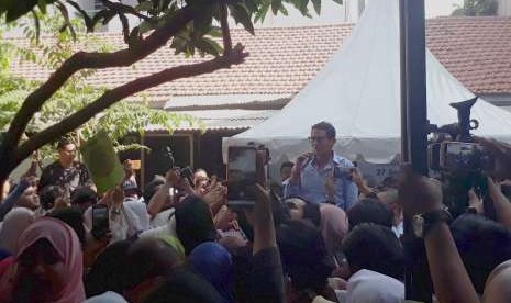 Sandiaga Salahuddin Uno menyapa emak-emak dan generasi milenial pada acara 'Ngopi Bareng Sandi' di Kafe Satu Atap, Jalan Pacar Nomor 2, Surabaya, Kamis (27/9).