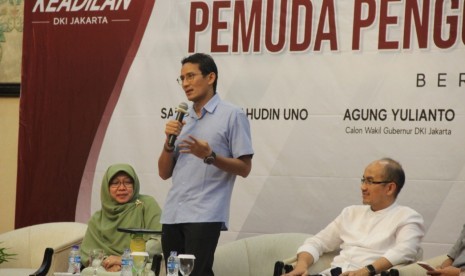 Sandiaga Salahudin Uno meminta politisi segera memikirkan nasib rakyat DKI Jakarta perihal penetapan wakil gubernur DKI Jakarta.