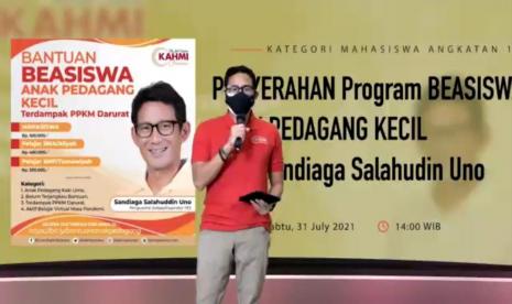 Sandiaga Salahudin Uno menggandeng KAHMIpreneur memberikan program beasiswa kepada anak pedagang kecil.