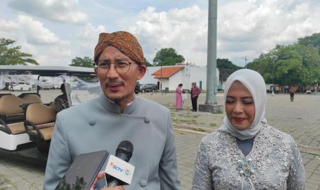 Sandiaga Uno bersama istri hadir di tasyakuran pernikahan Kaesang Erina di Pura Mangkunegaran, Ahad (11/12).Sandiaga Salahuddin Uno mengungkapkan kombinasi Bangga Buatan Indonesia dan Bangga Berwisata di Indonesia dapat meningkatkan kontribusi produk dalam negeri.