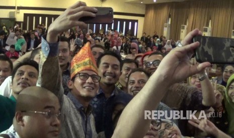 Sandiaga Uno berselfie dengan mahasiswa dan pengunjung yang hadir dalam seminar wirausaha di Medan, Kamis (18/5).