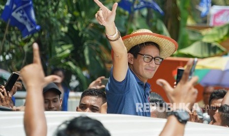 Sandiaga Uno Bertemu Petani kelapa Sawit. Calon Wakil Presiden Nomor Urut 02 Sandiaga Uno Sandiaga Salahuddin  Uno  saat bertemu dengan petani kelapa sawit di Ram Sawit Harahap, Jalan  Lintas Sumatra, Sebangar, Mandau, Kabupaten Bengkalis, Selasa (5/3/2019).