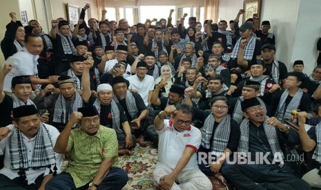 Sandiaga Uno Cawagub DKI Jakarta sambangi acara Pengukuhan Komando Wilayah dan Komando Kecamatan Bang Japar (Kebangkitan Jawara & Pengacara) yg saat ini jumlah anggotanya sudah 4.750 orang.