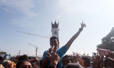 Sandiaga Uno di Bukittinggi. Calon wakil presiden nomor urut 02 Sandiaga Salahuddin Uno saat berkampanye di kawasan jam Gadang Bukittinggi, Sumatera Barat, Rabu (6/3/2019).