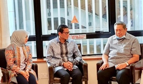 Vice presidential candidate number 02 Sandiaga Salahuddin Uno (center) accompanied with his wife Nur Asia Uno received by Indonesian sixth President Susilo Bambang Yudhoyono (right) when visiting former first lady Ani Yudhoyono at National University Hospital, Singapore, on Friday (Feb 22).