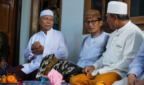 Sandiaga Uno Kunjungi Pesantren Al-Imaratul Mustaqimah . Cawapres Sandiaga Salahuddin Uno menyambangi Pesantren Al-Imaratul Mustaqimah pimpinan KH Ali Hasan di Dusun Karangrejo Utara Wongsorejo, Kabupaten Banyuwangi, Jawa Timur, Kamis (21/2). 