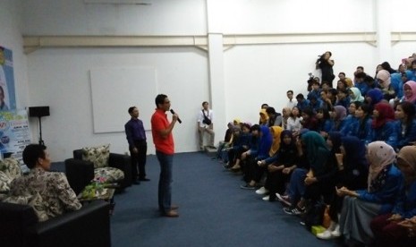 Sandiaga Uno memberikan kuliah umum kewirausahaan kepada mahasiswa AMIK BSI Kampus Cengkareng.   