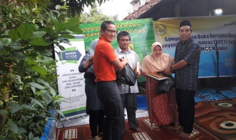 Sandiaga Uno memberikan sumbangan kepada kelompok disabilitas di Cijantung, Jakarta Timur, Ahad (26/6).