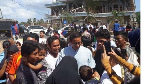 Sandiaga Uno menyambangi posko pengungsian di Dusun Wadon, Desa Kekait, Kecamatan Gunungsari, Kabupaten Lombok Barat, NTB, Rabu (15/8).