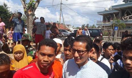 Sandiaga Uno menyambangi posko pengungsian di Dusun Wadon, Desa Kekait, Kecamatan Gunungsari, Kabupaten Lombok Barat, NTB, Rabu (15/8).