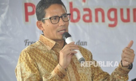 Sandiaga Uno saat bersafari di Kota Semarang, Ahad (15/4). Pada safari ini, ia juga menyapa warga Kota Salatiga bersama cagub Sudirman Said. 