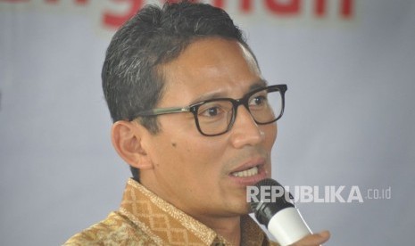 Sandiaga Uno saat bersafari di Kota Semarang, Ahad (15/4). Pada safari ini, ia juga menyapa warga Kota Salatiga bersama cagub Sudirman Said. 