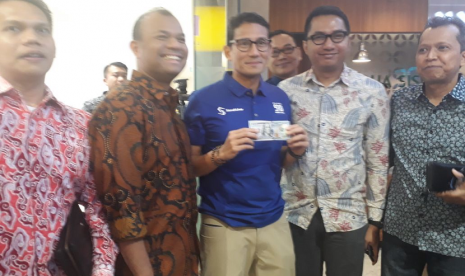 Sandiaga Uno secara simbolis menukarkan dollar 