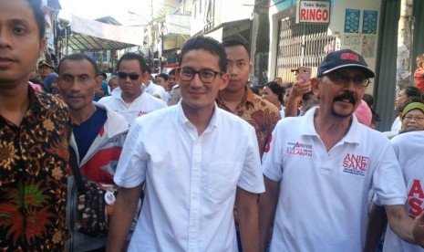 Sandiaga Uno (tengah)