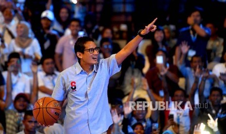 Sandiaga Uno (tengah) menyapa para peserta saat menghadiri Surabaya Young Entrepreneur Summit (YES) 2019 di Surabaya