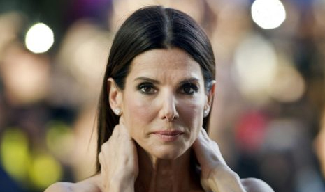 Sandra Bullock termasuk sosok yang membantu membuka jalan bagi para aktis untuk mendapatkan bayaran lebih yang tinggi di industri film Hollywood. 