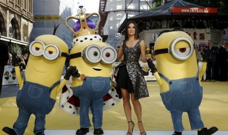 Sandra Bullock diapit para karakter Minions dalam peluncurannya di Leicester Square, London, (12/6).