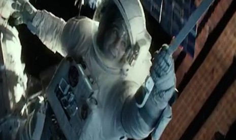 Sandra Bullok dalam film Gravity.