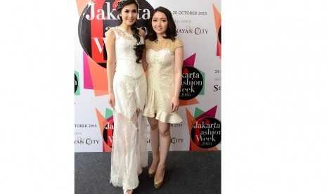 Sandra Dewi (kiri) dan desainer muda Dominique Nadine (kanan) usai tampil di ajang Jakarta Fashion Week 2015