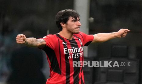  Sandro Tonali dari AC Milan berselebrasi setelah mencetak gol.