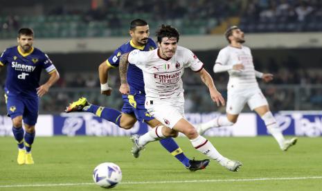 Gelandang AC Milan Sandro Tonali (depan) yang digaet klub Inggris, Newcastle United, untuk musim 2023/2024.