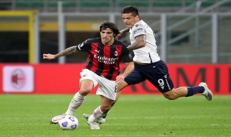 Sandro Tonali (kiri) AC Milan menantang bola Federico Santander Bologna beraksi selama pertandingan sepak bola Serie A Italia Ac Milan vs Fc Bologna di stadion Giuseppe Meazza di Milan, Italia, 21 September 2020.