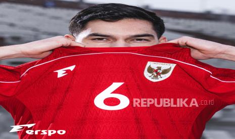 Sandy Walsh mengenakan jersey baru timnas Indonesia yang diluncurkan Erspo pada Kamis (23/1/2025).