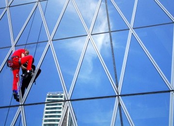 Sang manusia laba-laba asal Perancis, Alain Robert menaklukan salah satu gedung yang berada dikawasan Epicentrum, jakarta, Ahad (25/3). (Republika/Agung Supriyanto)