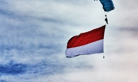 Sang merah putih nampak gagah menghiasi langit Jakarta.