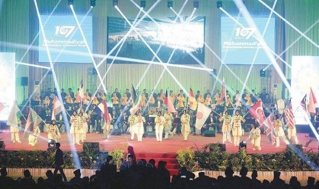 Sang Surya Orkestra membawakan lagu Muktamar ke-48 Muhammadiyah saat resepsi milad ke-107 Muhammadiyah di UMY, Yogyakarta, (Senin (18/11). Selain syukuran milad, pada acara ini juga diluncurkan seragam dan lagu Muktamar ke-48 Muhammadiyah di Surakarta tahun depan. 