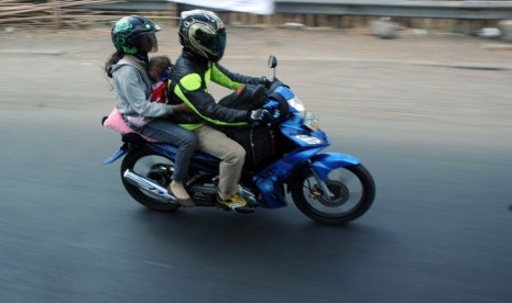   Sangat disayangkan, pemudik dengan kendaraan sepeda motor ini melupakan keselamatan anak mereka karena tidak memberinya alat pelindung kepala (helm) seperti yang mereka gunakan.(Aditya Pradana Putra/Republika)