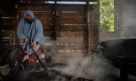 Sangrai atau roasting kopi tradisional khas Aceh.