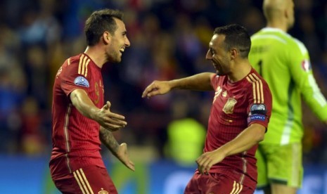 Santi Cazorla (kanan) bersama Paco Alcacer merayakan gol ke gawang Luksemburg.