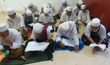 Santri Ponpes Madinatul Quran Depok tengah mengkaji kitab.