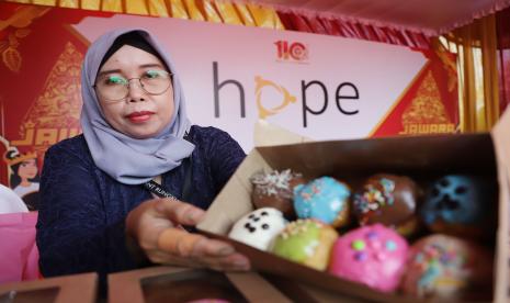 Santik Andayani, salah satu peserta Program HOPE (Help, Overcome, Prepare, Energize) yang digagas PT HM Sampoerna Tbk. (Sampoerna). Program ini bertujuan membekali para karyawan yang memasuki usia pensiun dengan kemampuan mengatur keuangan pribadi dan keluarga secara lebih baik.