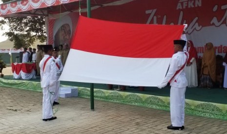 Santri AFKN menggelar upacara Kemerdekaan Republika Indonesia di Pesantren AFKN, Bekasi, Jawa Barat (17/8).