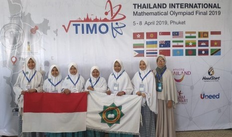 Santri Ar-Rohmah Putri Hidayatullah Malang raih 6 medali olimpiade Matematika di Thailand