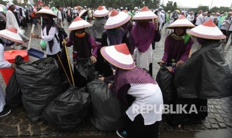 Santri asal Ciamis membersihkan sampah yang tertinggal usai berlangsungnya aksi 