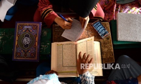  Santri belajar membaca AlQuran di TPA Masjid Al Inabah, Jakarta Selatan, Kamis (14/9). 