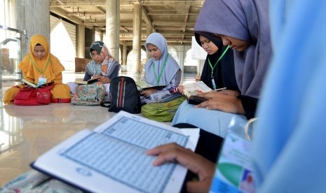 Hubungan Menghafal Alquran dan Kecerdasan Kognitif. Foto: Santri belajar menghafal Alquran di Masjid Baitussalihin, Banda Aceh, Selasa (7/6/2019). 